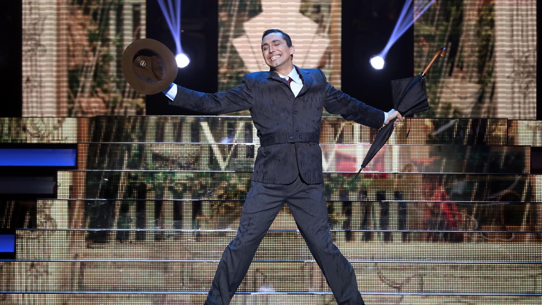 Canco Rodr&iacute;guez derrocha felicidad cantando bajo la lluvia como Gene Kelly