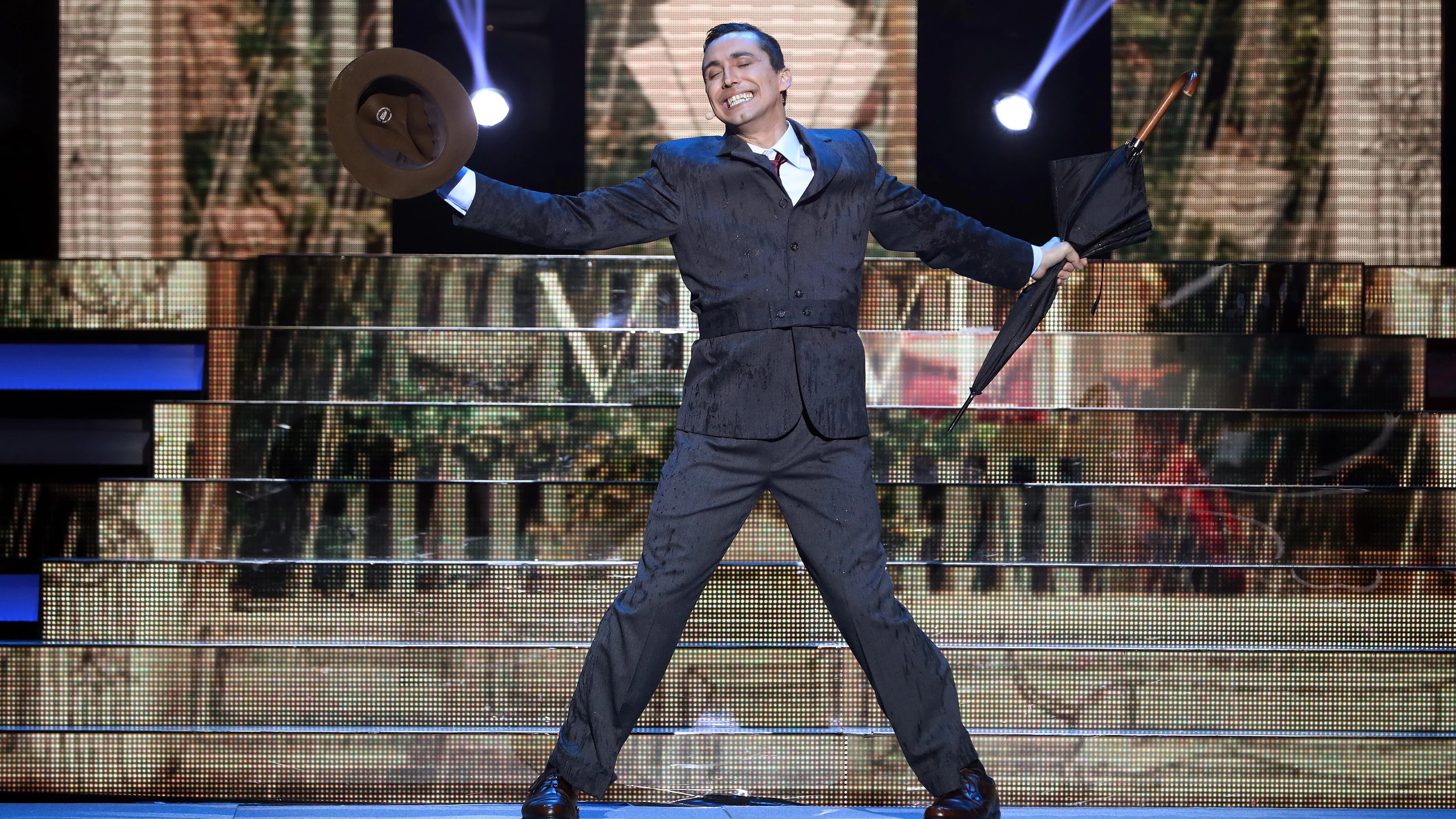 Canco Rodríguez derrocha felicidad cantando bajo la lluvia como Gene Kelly Canco Rodríguez derrocha felicidad cantando bajo la lluvia como Gene Kelly