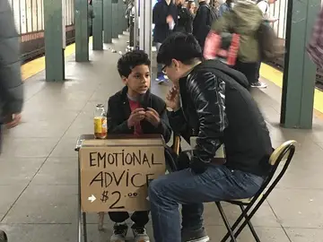 Un niño da consejos emocionales en el metro de Nueva York Un niño da consejos emocionales en el metro de Nueva York