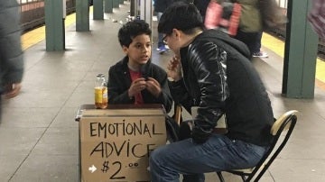 Un niño da consejos emocionales en el metro de Nueva York