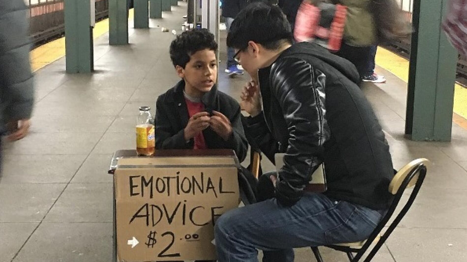 Un ni&ntilde;o da consejos emocionales en el metro de Nueva York