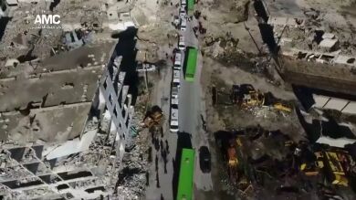 Suspenden la evacuación de Alepo tras escucharse varias explosiones en la zona