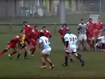 Una árbitro de rugby, placada en pleno partido Una árbitro de rugby, placada en pleno partido