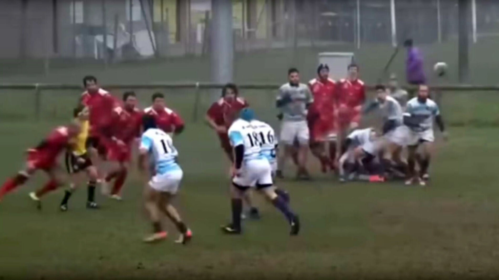 Una &aacute;rbitro de rugby, placada en pleno partido