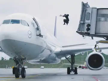 Frame 24.376448 de: Un especialista acróbata demuestra cómo sortea todos los obstáculos que encuentra en el Aeropuerto de Munich Frame 24.376448 de: Un especialista acróbata demuestra cómo sortea todos los obstáculos que encuentra en el Aeropuerto de Munich