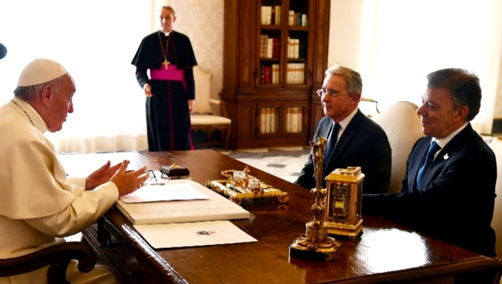 Frame 12.273813 de: El Papa insta a Santos y Uribe al diálogo sincero en este momento histórico