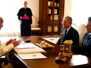 Frame 12.273813 de: El Papa insta a Santos y Uribe al diálogo sincero en este momento histórico Frame 12.273813 de: El Papa insta a Santos y Uribe al diálogo sincero en este momento histórico