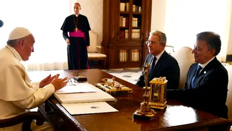 Frame 12.273813 de: El Papa insta a Santos y Uribe al diálogo sincero en este momento histórico Frame 12.273813 de: El Papa insta a Santos y Uribe al diálogo sincero en este momento histórico