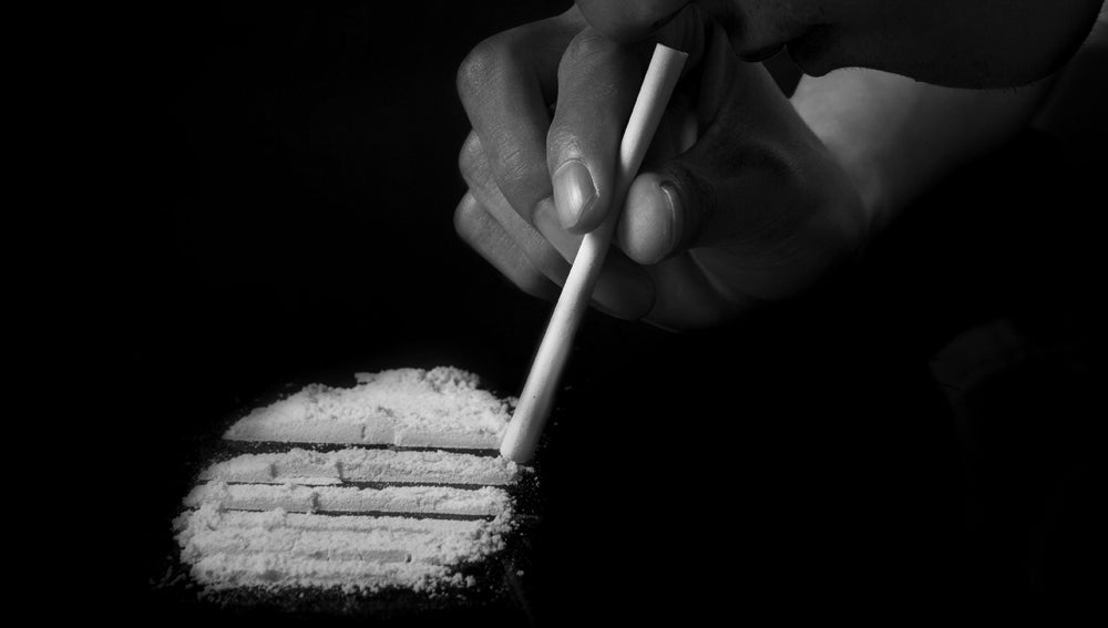 Una persona esnifando cocaína