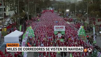 Más de 12.000 corredores vestidos de Papá Noel inundan las calles del centro de Madrid por una buena causa