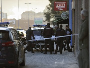 Policías nacionales sacan el cadáver de la joven asesinada en Vigo