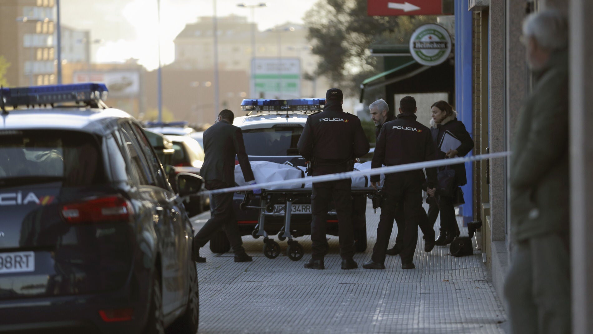 Polic&iacute;as nacionales sacan el cad&aacute;ver de la joven asesinada en Vigo