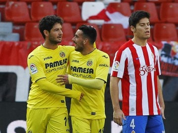 Pato y Sansone celebran el segundo gol del Villarreal en El Molinón
