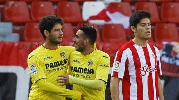 Pato y Sansone celebran el segundo gol del Villarreal en El Molinón