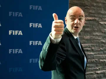 Infantino hace la señal de O. K. Infantino hace la señal de O. K.