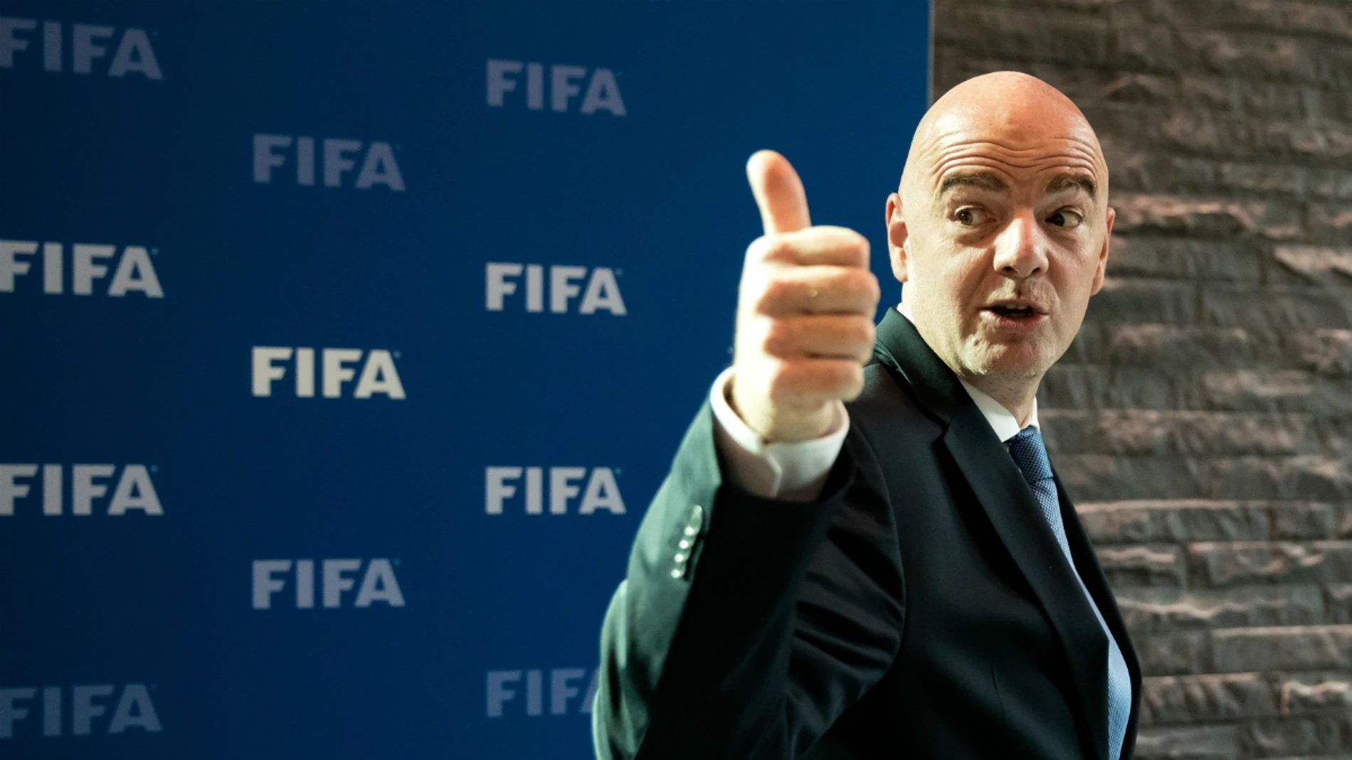 Infantino hace la señal de O. K. Infantino hace la señal de O. K.