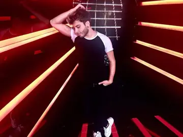 Blas Cantó posa feliz en el plató de 'Tu cara me suena' Blas Cantó posa feliz en el plató de 'Tu cara me suena'