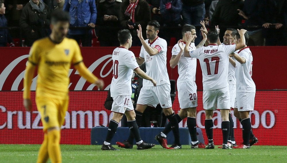 Los jugadores del Sevilla celebran un gol ante el Málaga
