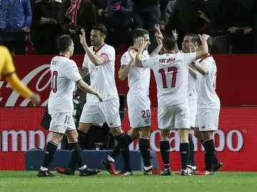 Los jugadores del Sevilla celebran un gol ante el Málaga Los jugadores del Sevilla celebran un gol ante el Málaga