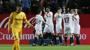 Los jugadores del Sevilla celebran un gol ante el Málaga