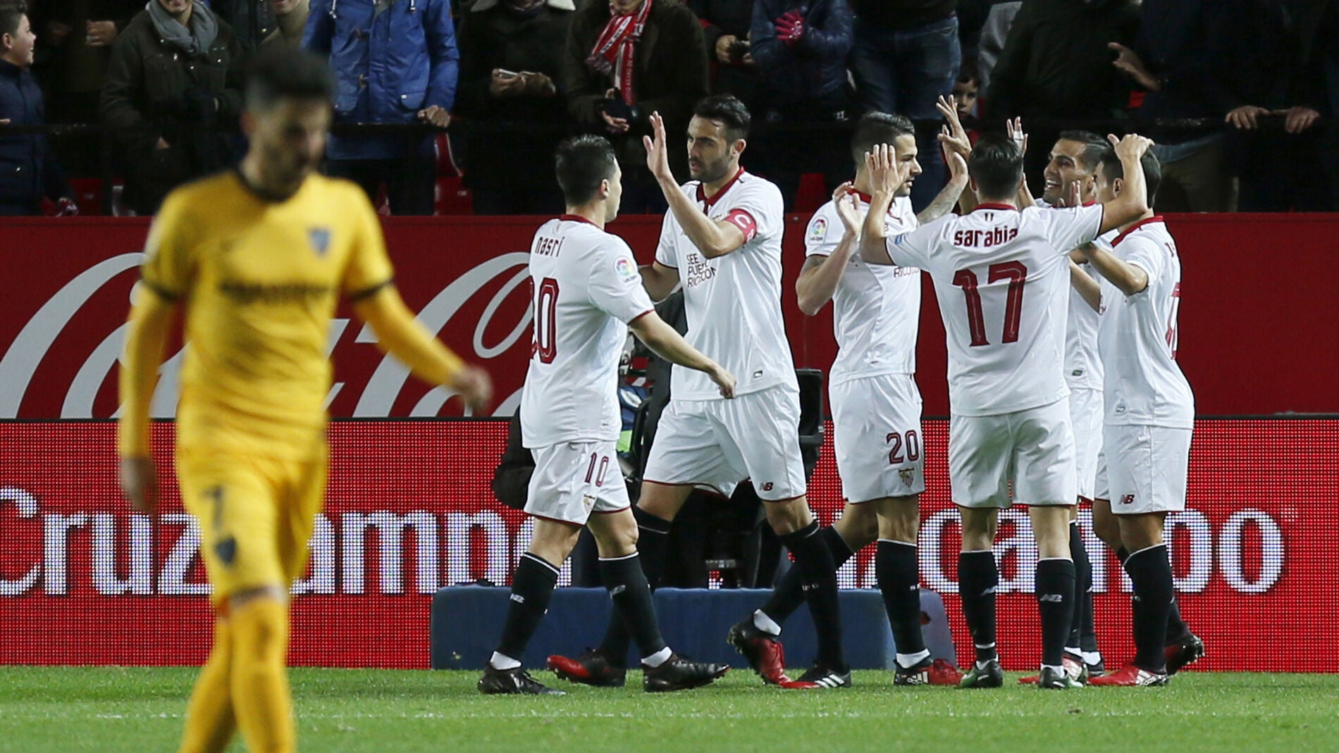 Los jugadores del Sevilla celebran un gol ante el M&aacute;laga