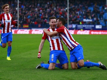 Saúl celebra un gol con Lucas Hernández y con Griezmann