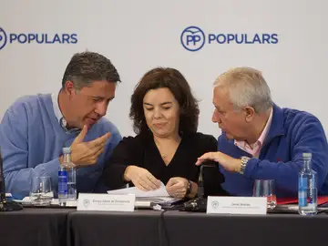 La vicepresidenta del Gobierno, Soraya Sáenz de Santamaría, junto al vicesecretario de Autonomías y Ayuntamientos del PP, Javier Arenas, y el líder del PPC, Xavier García Albiol La vicepresidenta del Gobierno, Soraya Sáenz de Santamaría, junto al vicesecretario de Autonomías y Ayuntamientos del PP, Javier Arenas, y el líder del PPC, Xavier García Albiol