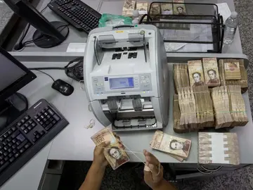 Trabajadoras de un banco cuentan billetes de 100 Bolívares en Caracas (Venezuela) Trabajadoras de un banco cuentan billetes de 100 Bolívares en Caracas (Venezuela)
