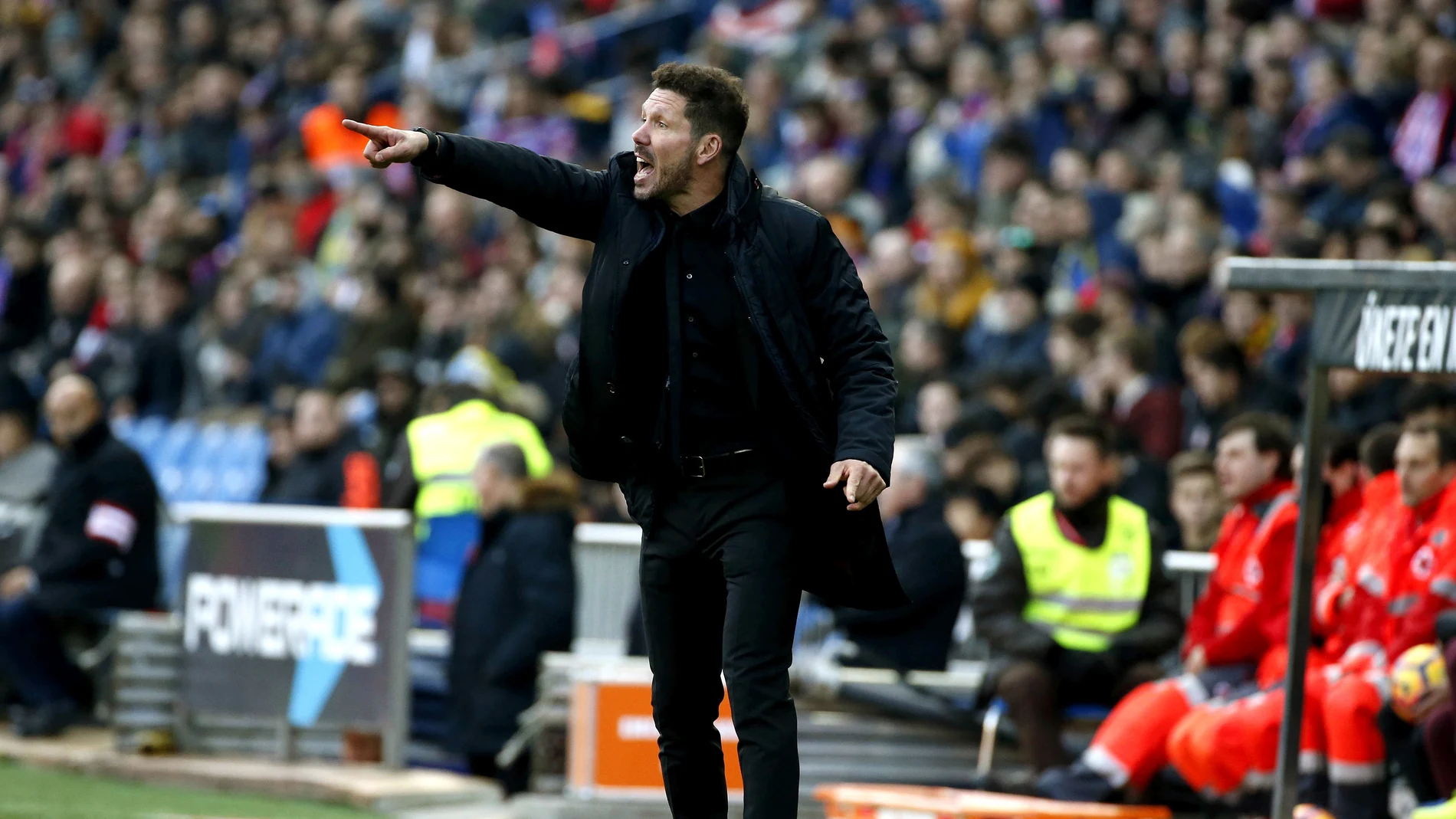 Simeone dando instrucciones durante el partido Simeone dando instrucciones durante el partido