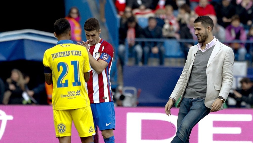Álvaro Domínguez realizando el saque de honor