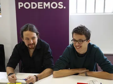El secretario general de Podemos, Pablo Iglesias, y el número dos, Íñigo Errejón, durante la reunión hoy del consejo ciudadano para ratificar la fecha de la asamblea estatal del partido El secretario general de Podemos, Pablo Iglesias, y el número dos, Íñigo Errejón, durante la reunión hoy del consejo ciudadano para ratificar la fecha de la asamblea estatal del partido