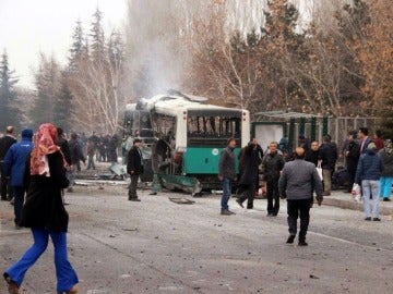 Varias personas contemplan los daños ocasionados tras la explosión en la Universidad Kayseri
