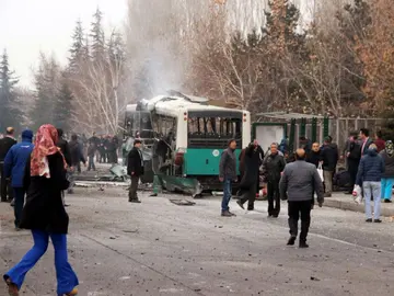 Varias personas contemplan los daños ocasionados tras la explosión en la Universidad Kayseri Varias personas contemplan los daños ocasionados tras la explosión en la Universidad Kayseri