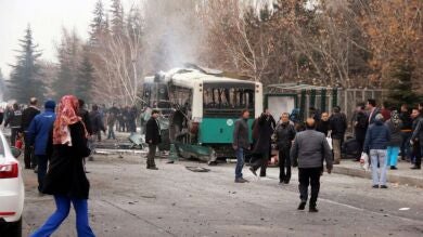 Al menos 14 muertos y 55 heridos en un atentado contra un autobús en Turquía
