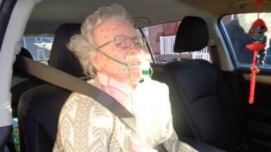 Unos policías de Nueva York intentan rescatar a una mujer con una máscara de oxígeno bajo la nieve y descubren que es un maniquí