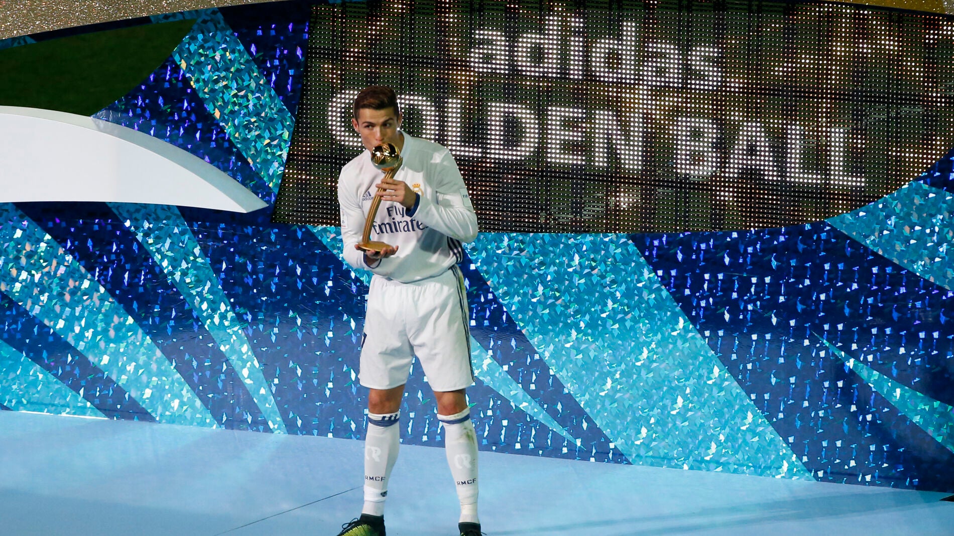Cristiano Ronaldo recoge el premio al mejor jugador de la final