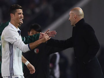 Zidane felicita a Cristiano Ronaldo sobre el césped de Yokohama