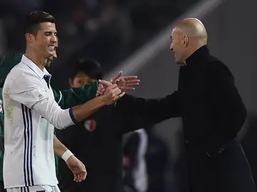 Zidane felicita a Cristiano Ronaldo sobre el césped de Yokohama Zidane felicita a Cristiano Ronaldo sobre el césped de Yokohama
