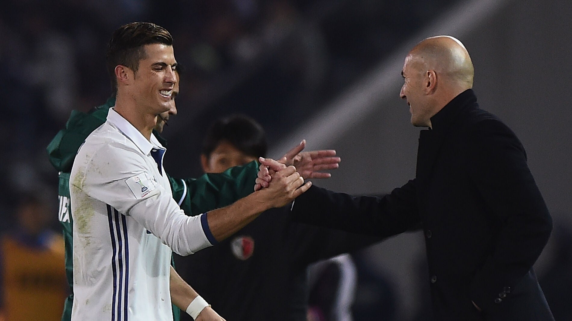 Zidane felicita a Cristiano Ronaldo sobre el c&eacute;sped de Yokohama