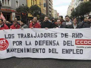 Trabajadores durante la manifestación convocada por los sindicatos UGT y CCOO en defensa de los salarios Trabajadores durante la manifestación convocada por los sindicatos UGT y CCOO en defensa de los salarios