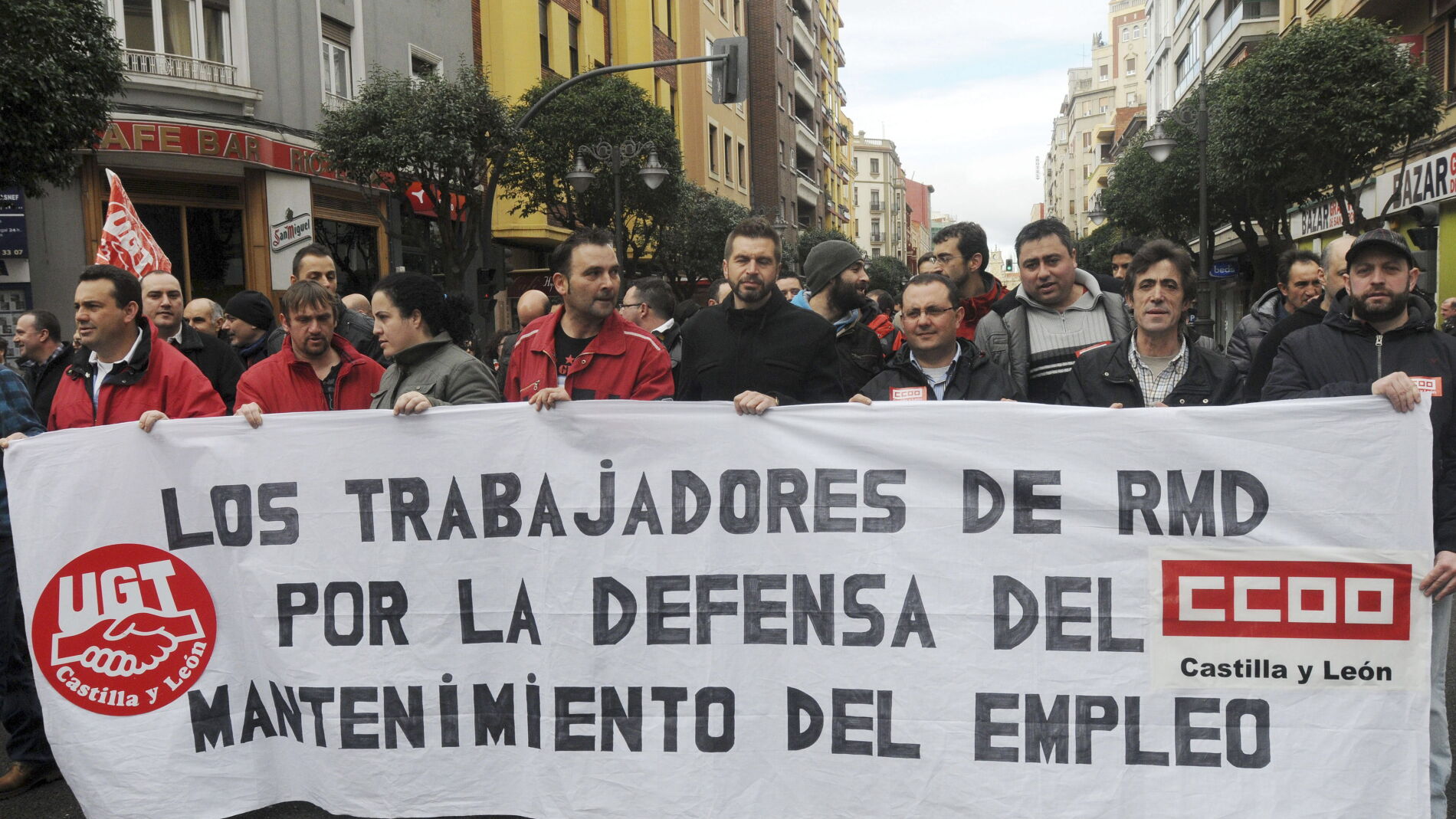 Trabajadores durante la manifestaci&oacute;n convocada por los sindicatos UGT y CCOO en defensa de los salarios