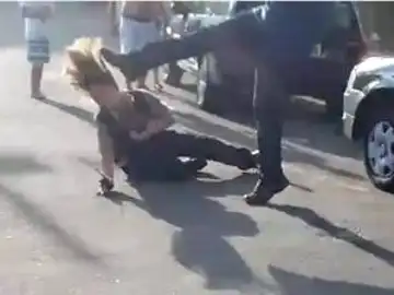 Agresión de un hombre a una mujer en plena calle en Brasil Agresión de un hombre a una mujer en plena calle en Brasil