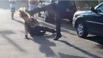 Agresión de un hombre a una mujer en plena calle en Brasil