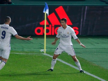 Cristiano Ronaldo y Benzema celebran un gol en la prórroga Cristiano Ronaldo y Benzema celebran un gol en la prórroga