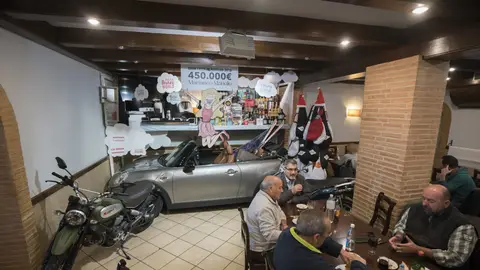 La macrocesta de Navidad del restaurante Mariano y Manolo, en Calamocha (Teruel) La macrocesta del restaurante Mariano y Manolo, en Calamocha (Teruel)