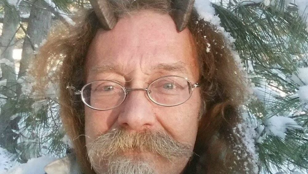 Phelan MoonSong, el hombre que ha conseguido aparecer en la foto de su carnet de conducir con cuernos en la cabeza