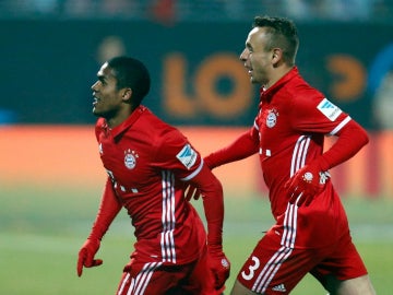 Douglas Costa celebra un gol con el Bayern