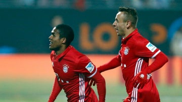 Douglas Costa celebra un gol con el Bayern