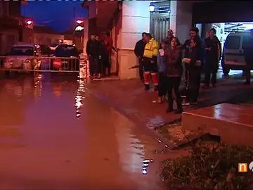 Frame 80.44 de: Los vecinos de Orihuela, en alerta por riesgo de desbordamiento del río Segura Frame 80.44 de: Los vecinos de Orihuela, en alerta por riesgo de desbordamiento del río Segura