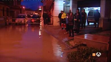 El río Segura se desborda en varios puntos de Orihuela, Alicante, causando el realojo de cuatro vecinos